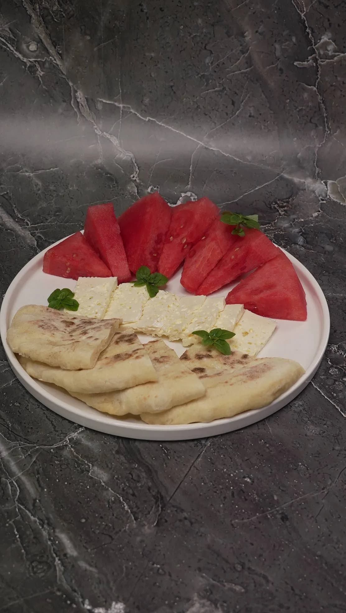 Арбуз с сыром и горячей лепешкой 